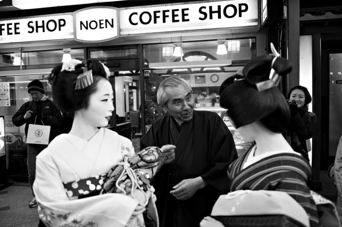 Foto Reportage in bianco e nero realizzate in Giappone, Usi e costumi di un popolo, qui in foto Maiko e Geisha che parlano con un giapponese