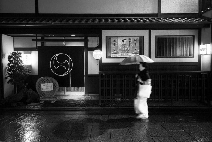 Foto Reportage in bianco e nero realizzate in Giappone, Usi e costumi di un popolo, qui in foto una Geisha davanti una casa del tè