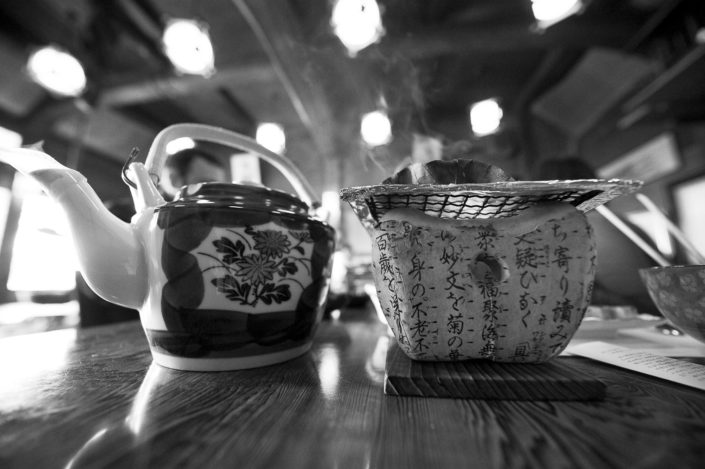Foto Reportage in bianco e nero realizzate in Giappone, Usi e costumi di un popolo, qui in foto oggetti giapponesi per la colazione