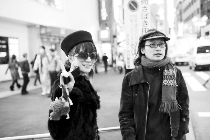 Foto Reportage in bianco e nero realizzate in Giappone, Usi e costumi di un popolo, qui in foto ragazzi giapponesi in strada