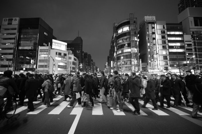 Foto Reportage in bianco e nero realizzate in Giappone, Usi e costumi di un popolo, qui in foto il famoso quadrilatero con attraversamento frenetico ma ordinato dei pedoni a Tokyo