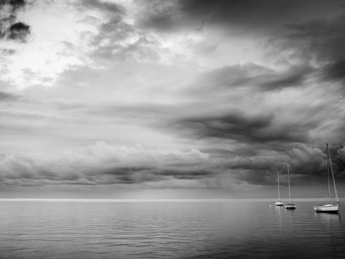 Stampa fotografica da realizzare su tela in bianco e nero con tre barche a vela al mare fotografia particolare